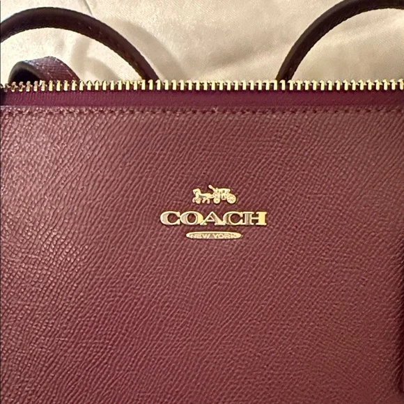 ♥️ Coach NWT Dark Wine Fiona Zip Tote Bag with Zipper Closure and Gold Hardware - Picture 6 of 8